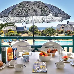 https://vue-sur-la-mer-la-piscine-et-tout-a-pied-plages-port.inbrittany.com